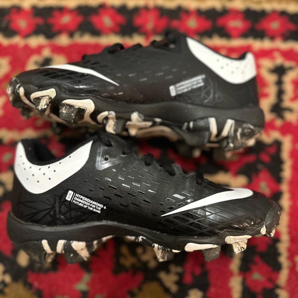 Nike girls softball cleats size 1.5 Hyperdiamond 4